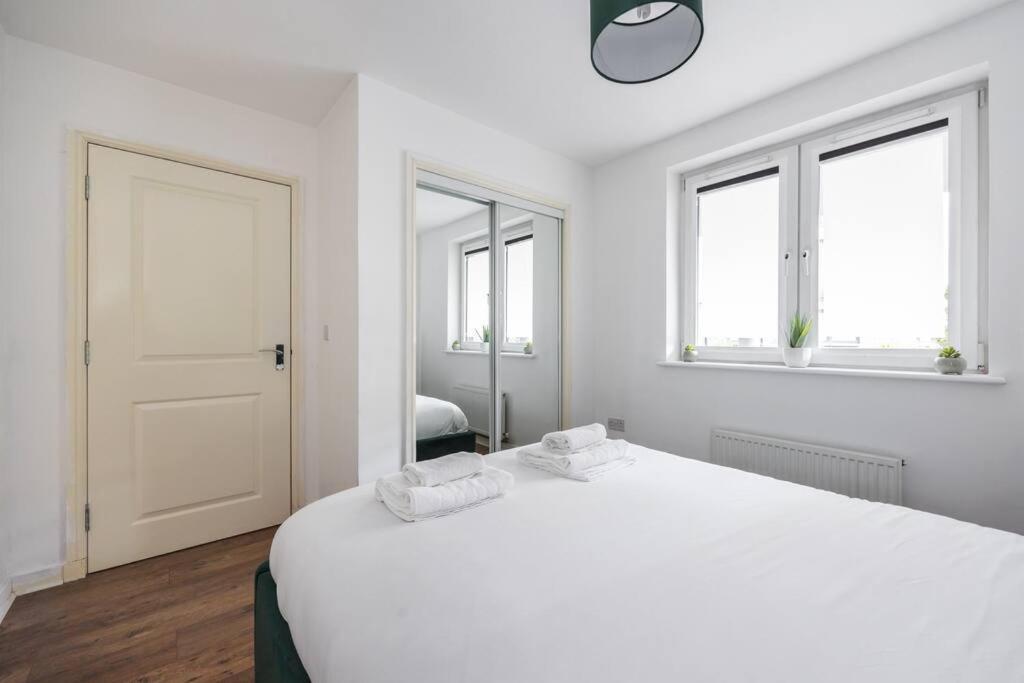 Stunning 1 Bd Flat In Lochend Park With A Patio Appartement